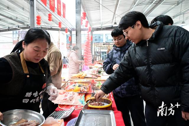 現(xiàn)場可免費(fèi)品嘗臘味。黃瀅 攝