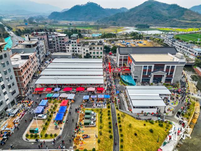 東陂綜合市場(chǎng)投入運(yùn)營(yíng)。