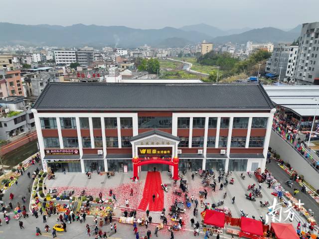 新建的東陂綜合市場(chǎng)投資2800萬(wàn)元，占地面積約14000平方米。