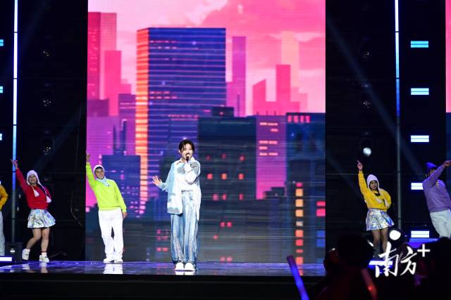 程響獻(xiàn)唱。黃瀅 攝