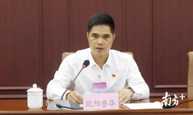 連州市委常委、市紀委書記、市監(jiān)委主任歐陽譽華代表市紀委常委會作工作報告。段燦 攝 連州市委常委、市紀委書記、市監(jiān)委主任歐陽譽華代表市紀委常委會作工作報告。段燦 攝