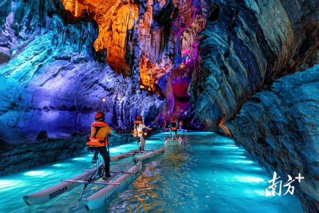 游客腳踏水上自行車穿越地下河。