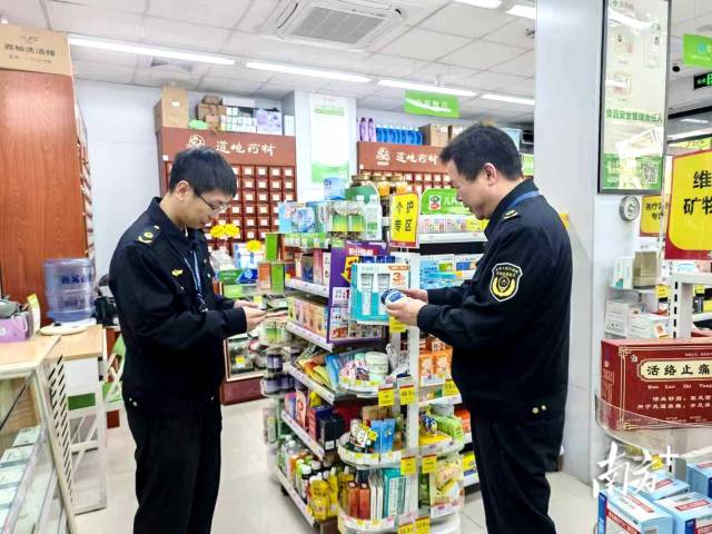 連州市市場監(jiān)督管理局日常開展檢查工作。連州市監(jiān)局 供圖